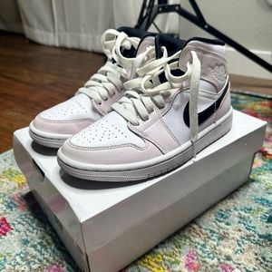 BARELY ROSE SIZE 6 WOMENS AIR JORDAN 1 MID. 🌹